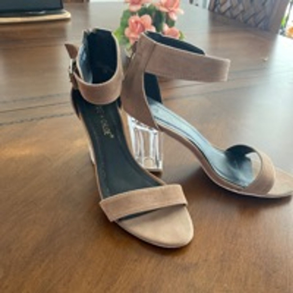 Women's Chase + Chloe lucite clear hHeels Size 7.5 Beige - Picture 1 of 8